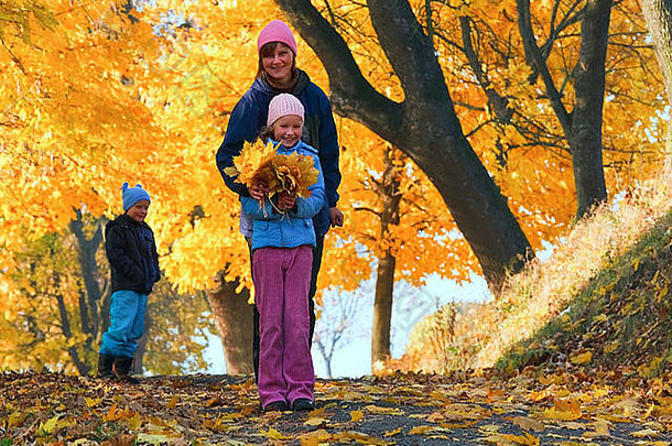 幸福家庭（<strong>带</strong>着<strong>小孩</strong>的母亲）在金枫秋天公园散步