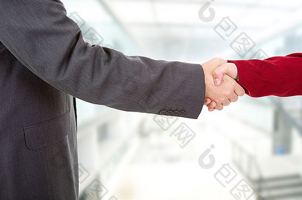 一对商务夫妇在办公室握手