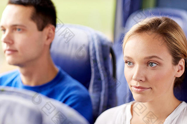 坐在旅游巴士或<strong>火车</strong>上的快乐年轻女子