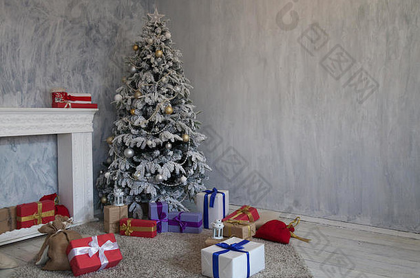 房间内部有圣诞树和圣诞礼物