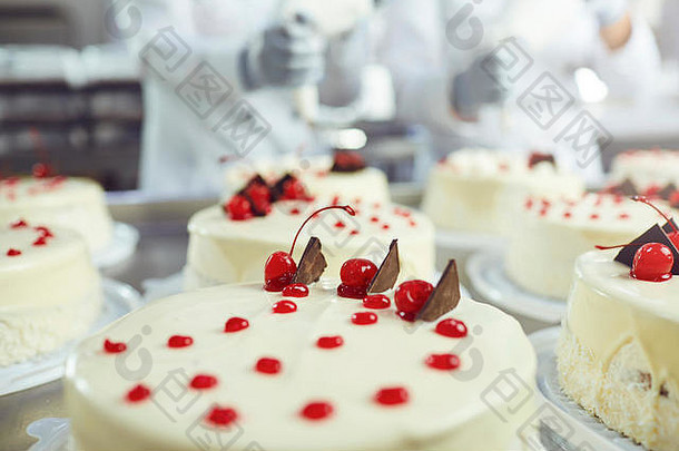 红色的樱桃白色蛋糕表格蛋糕
