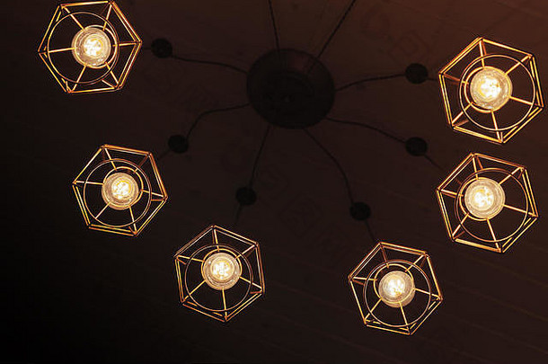蜘蛛型天花板吊灯，带悬挂灯泡、黄色LED照明元件