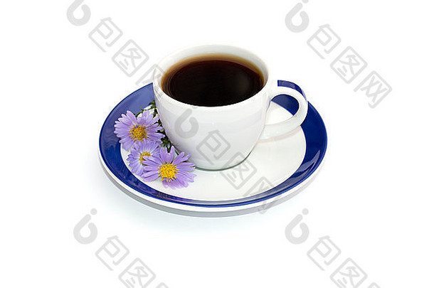 茶碟上的咖啡，蓝色的边框上装饰着三朵蓝色的花