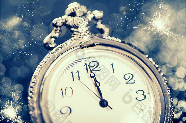午夜的新年——星星、雪花和节日灯光的古老时钟