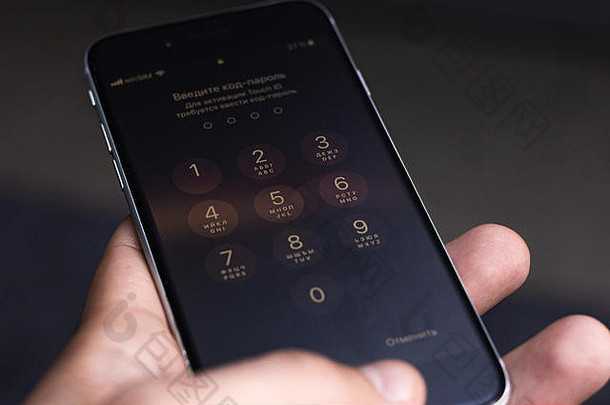 在智能手机上输入pin或密码。显示现代智能<strong>手机号</strong>码的屏幕。