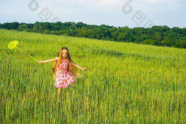 在草地上玩耍的小女孩。