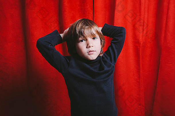 一个五岁男孩的画室肖像