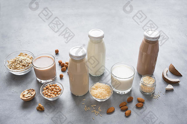 各种纯素植物奶和配料，俯视图，空间。无奶牛奶替代饮料，健康饮食。