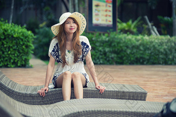 泰国克拉比酒店游泳池附近的躺椅上的亚洲美景