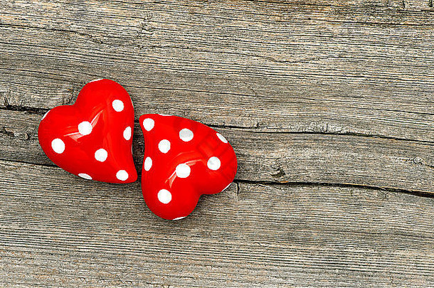 木质背景上有两颗红心。爱的概念。情人节装饰
