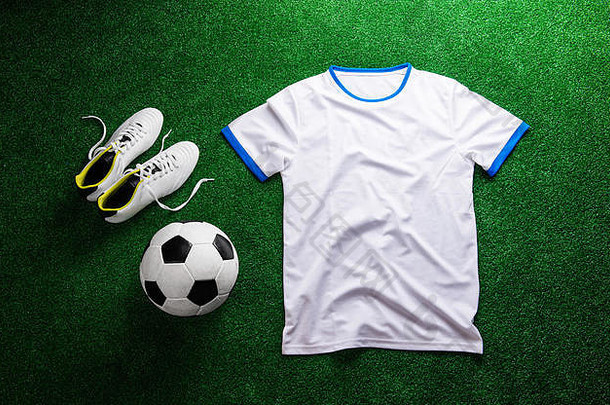 足球、鞋钉和白色t恤对抗人造草坪