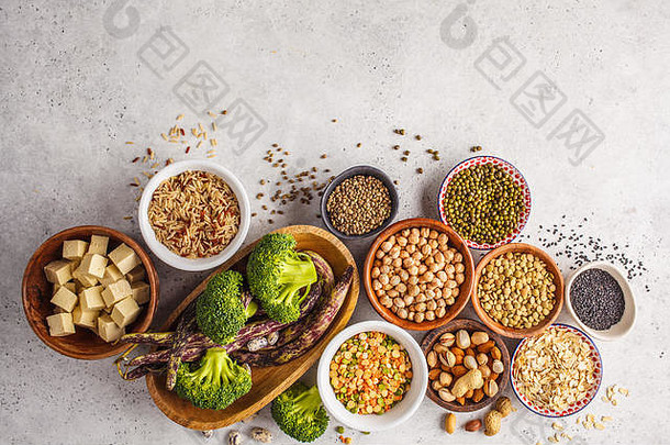 素食主义者蛋白质源豆腐豆子鹰嘴豆坚果种子白色背景前视图复制空间健康的素食者食物概念