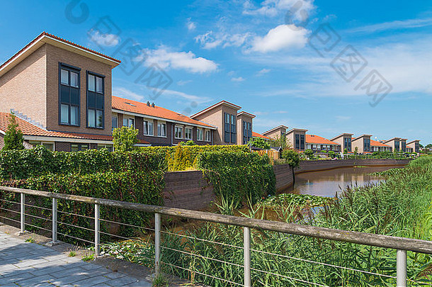 荷兰一个小池塘里的现代房屋