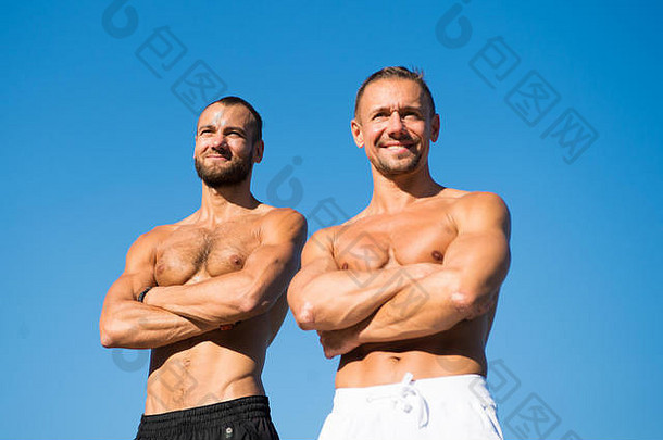 强壮有力。肌肉发达的男人有六块腹肌。男人身体健康。体育和保健。体育方面的成功。发展肌肉力量和力量。成功的代价是努力工作。