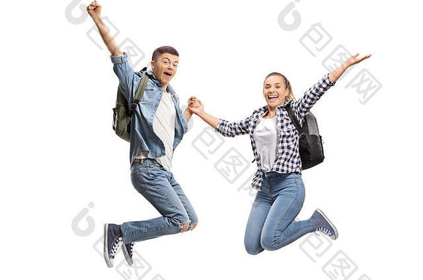 快乐的男女学生在白色背景上孤立地跳跃