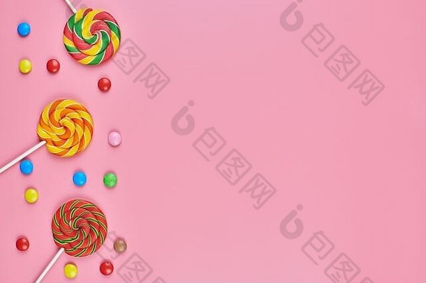 甜蜜的棒棒糖糖果粉红色的背景复制空间爱色彩斑斓的甜品童年概念