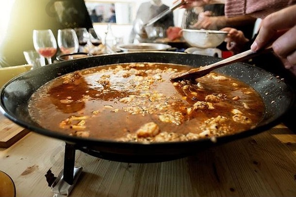 西班牙海鲜饭锅传统的西班牙语食物准备大米肉海鲜