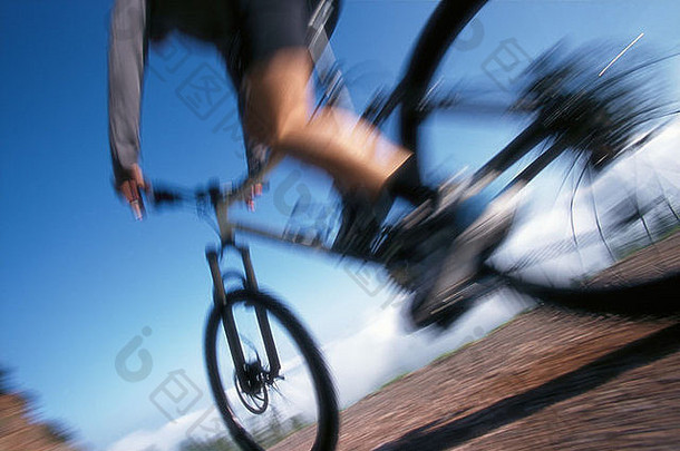 骑山地自行车的人。