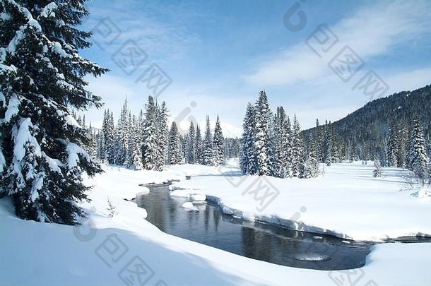 美丽的冬季雪景，冰冻的河流和蔚蓝的天空