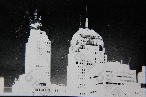精致的70年代复古黑白极端摄影作品，描绘了创造城市天际线的高层建筑和摩天大楼。
