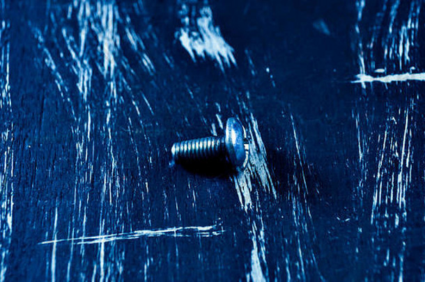 用于修理的螺母放在木桌上。铁螺母和螺钉f