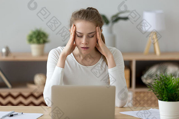 压力过大、精疲力竭的年轻女子因电脑工作感到疲劳