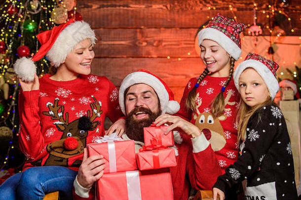 圣诞<strong>节</strong>的传统。父亲蓄着胡子，母亲和可爱的女儿们在圣诞树下。<strong>节</strong>日快乐。花时间和家人在一起。<strong>父母</strong>和孩子打开圣诞礼物。<strong>节</strong>礼日。