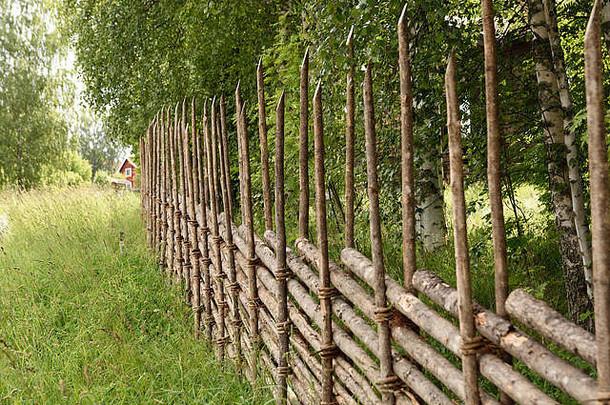 瑞典北部古老的手工木制栅栏。