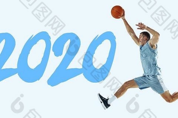 2020年会议。年轻的白人篮球运动员在运动中，在蓝色背景上孤立地跳跃。运动、运动、活力和健康生活方式的概念。训练广告传单。
