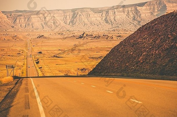 犹他沙漠公路。风景秀丽的犹他路。
