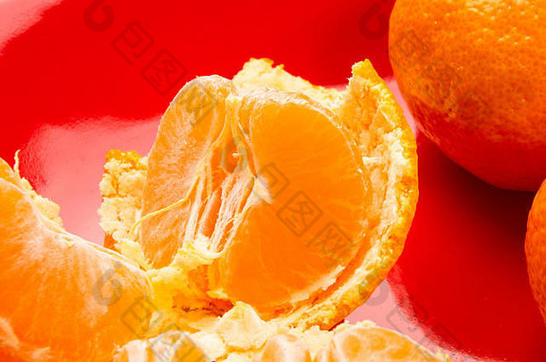 <strong>橘子</strong>去皮<strong>橘子橘子</strong>片红色的板黑色的背景