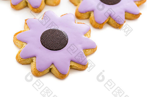 花朵形状的复活节糖饼干，巧克力糖衣。