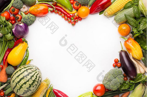心形状复制空间包围新鲜的蔬菜