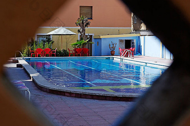 西班牙酒店游泳池的自然镜框照片。