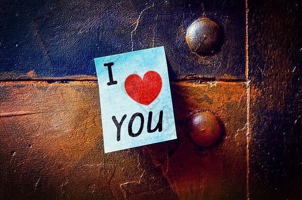 金属钉板上的记事本，文字“我爱你有一颗心”，情人节概念