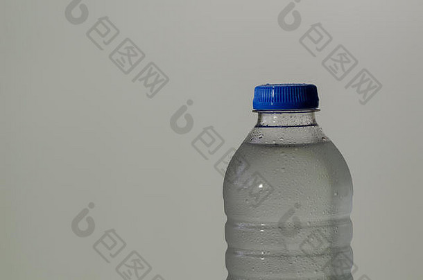 塑料瓶水特写镜头蓝色的帽瓶
