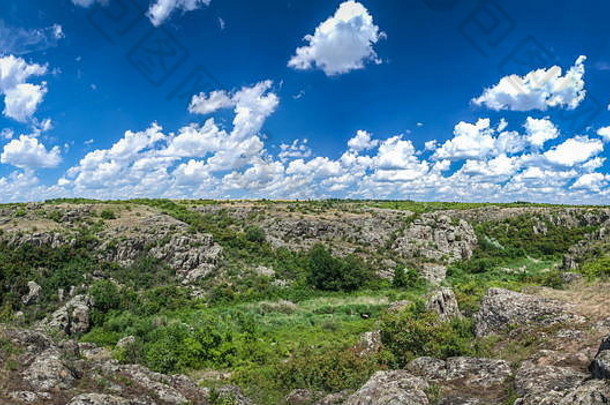 <strong>深邃的</strong>花岗岩阿克托沃峡谷<strong>的</strong>全景，河流和多云<strong>的</strong>天空，乌克兰<strong>的</strong>自然奇观之一。