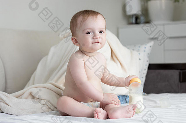 肖像微笑婴儿男孩尿布坐着床上卧室