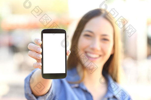 一个快乐女孩的前视图，显示一个空白的智能手机显示屏，并看着街上的摄像头