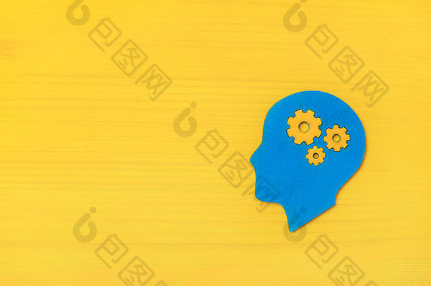 大脑作品概念思考创造力概念人类头齿轮黄色的背景
