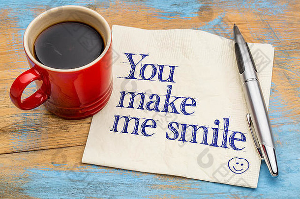 你让我微笑——用一杯咖啡在餐巾上书写