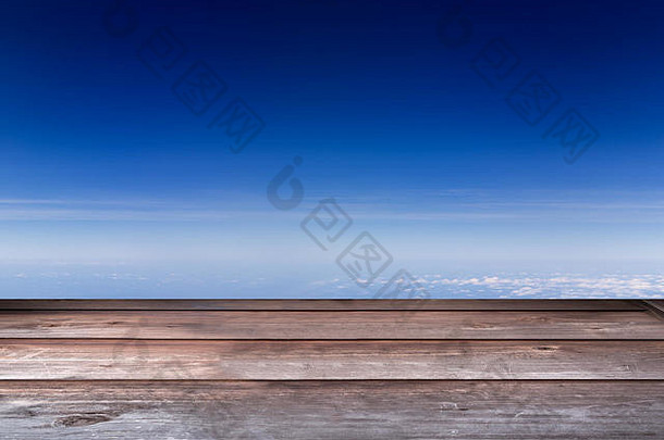 木桌面的角度来看视图蓝色的天空背景
