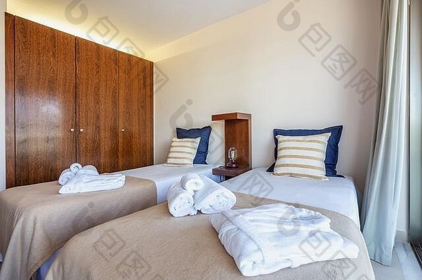 现代卧室。欧洲酒店设计。特写。白色背景。