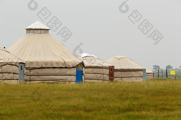 蒙古草原上的传统蒙古包或帐篷