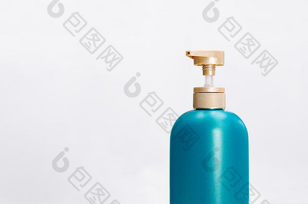 白色背景的洗发水护发素瓶。美容美体理念