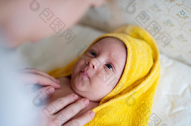 认不出来妈妈。干燥儿子毛巾洗澡