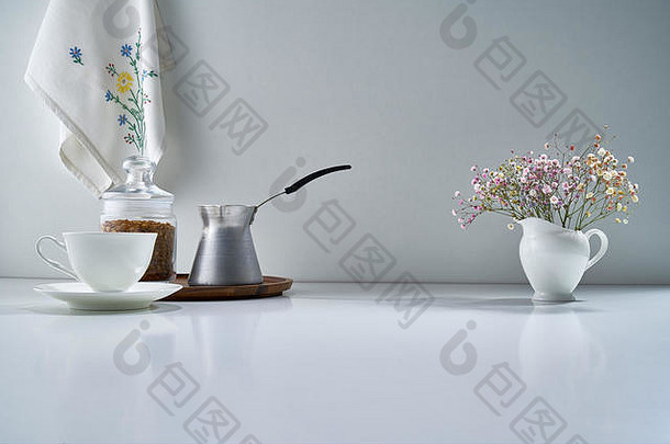 白色陶瓷<strong>茶具</strong>，浅灰色背景，带有精致的<strong>花</strong>束