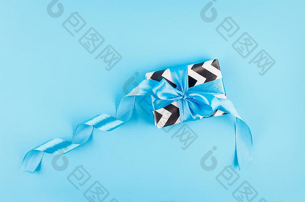 礼物盒子包装黑色的白色纸蓝色的丝带蓝色的背景复制空间父亲一天卡假期概念