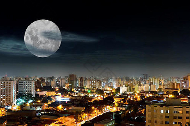 城市坎皮纳斯巴西高角完整的月亮云天空