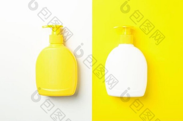 双色调背景上的空白肥皂瓶，文本空间